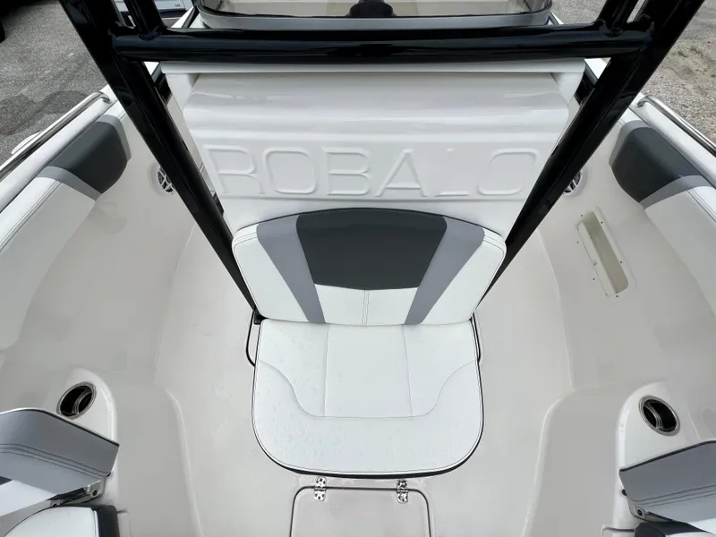 Slide: The Image of Robalo R222 2025 - 21