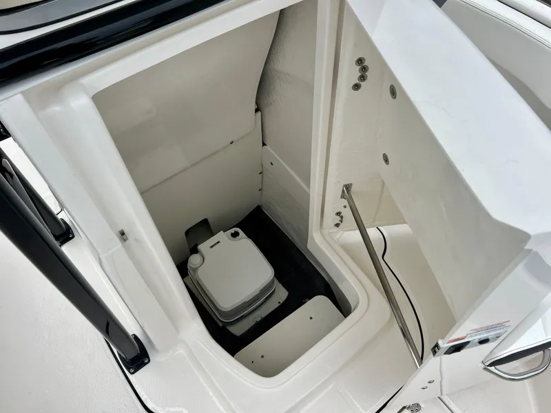 Slide: The Image of Robalo R222 2025 - 22