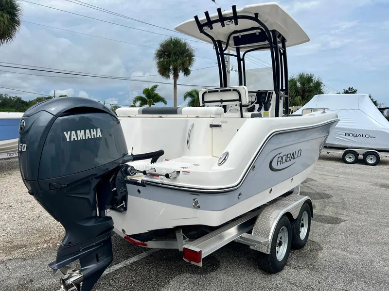 Slide: The Image of Robalo R222 2025 - 7