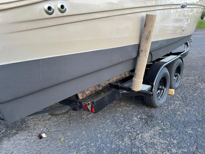 Slide: The Image of 2006 Sea Ray 280 Sundancer boat on trailer, side view, parked on asphalt. - 36