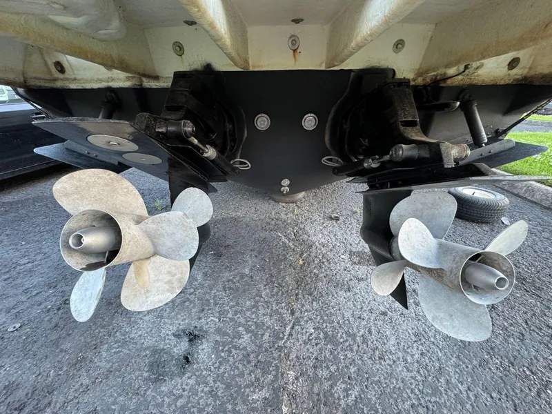 Slide: The Image of 2006 Sea Ray 280 Sundancer dual propellers, close-up view. - 41