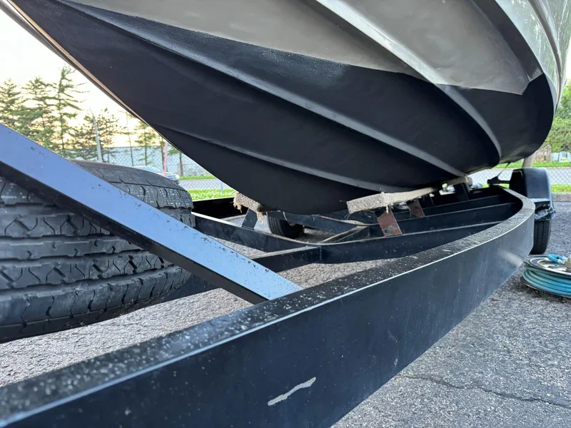 Slide: The Image of 2006 Sea Ray 280 Sundancer boat on trailer, close-up view of hull and tires. - 44