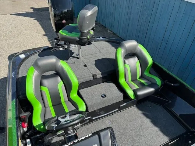 Slide: The Image of 2025 Nitro Z18 Pro boat with green and black seats, top view. - 9