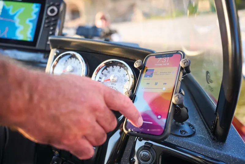 Slide: The Image of Tracker Targa V-19 Combo 2025 - 25