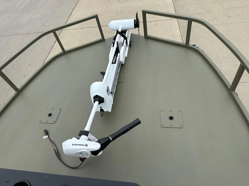 Slide: The Image of 2025 Tracker Grizzly 2072 CC Sportsman boat with mounted trolling motor. - 3