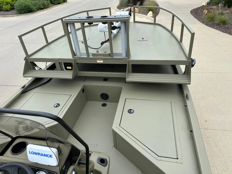 Slide: The Image of 2025 Tracker Grizzly 2072 CC Sportsman boat with spacious deck and Lowrance equipment. - 7