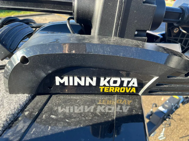 Slide: The Image of Minn Kota Terrova motor on 2025 Tracker Targa V-19 Combo boat. - 28