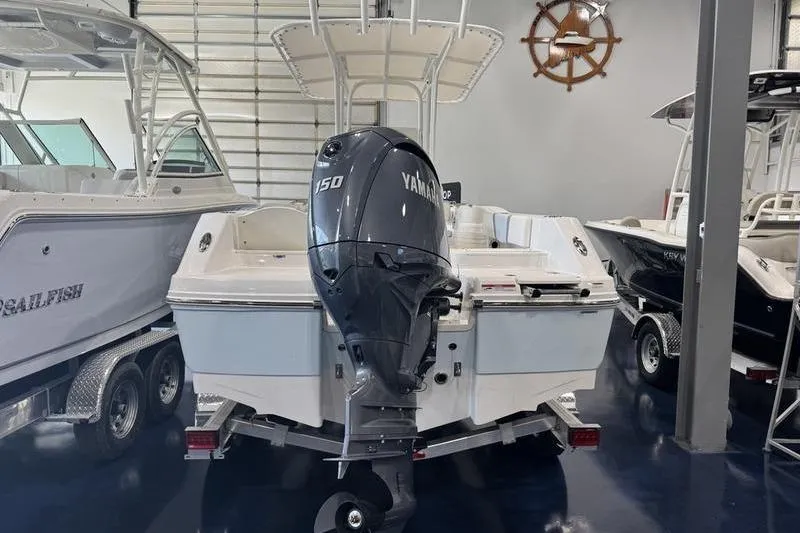 Slide: The Image of 2025 Robalo R 200 CC boat with Yamaha 150 engine in showroom. - 8