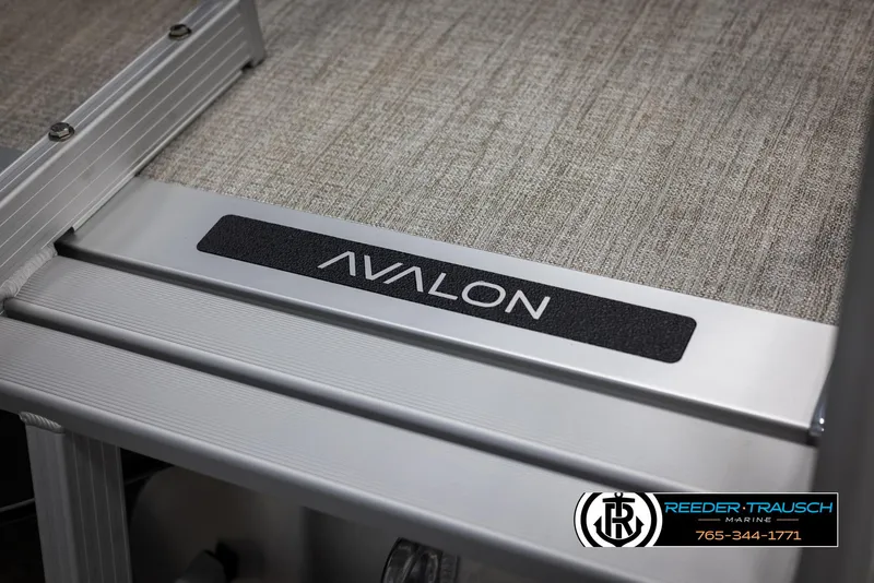 Slide: The Image of Avalon VEN RF 2025 model, sleek design with Reeder-Trausch Marine branding. - 41