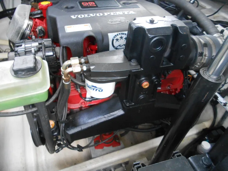 Slide: The Image of Volvo Penta engine in a 2004 Formula 37 PC boat, detailed view. - 25