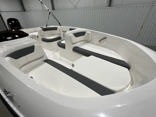 Slide: The Image of Bayliner Element E18 2025 - 4