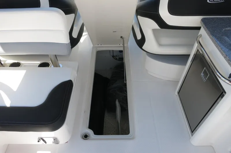 Slide: The Image of Robalo R317 Dual Console 2025 - 32