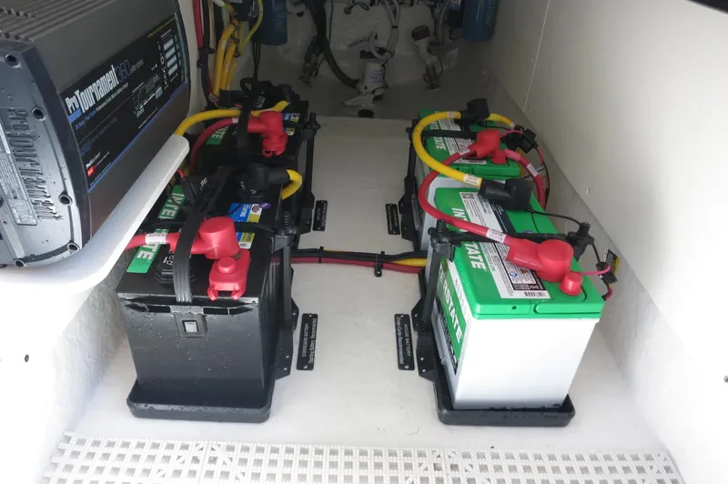 Slide: The Image of Robalo R317 Dual Console 2025 - 37