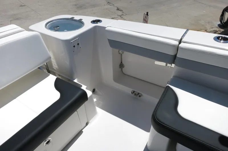 Slide: The Image of Robalo R317 Dual Console 2025 - 39