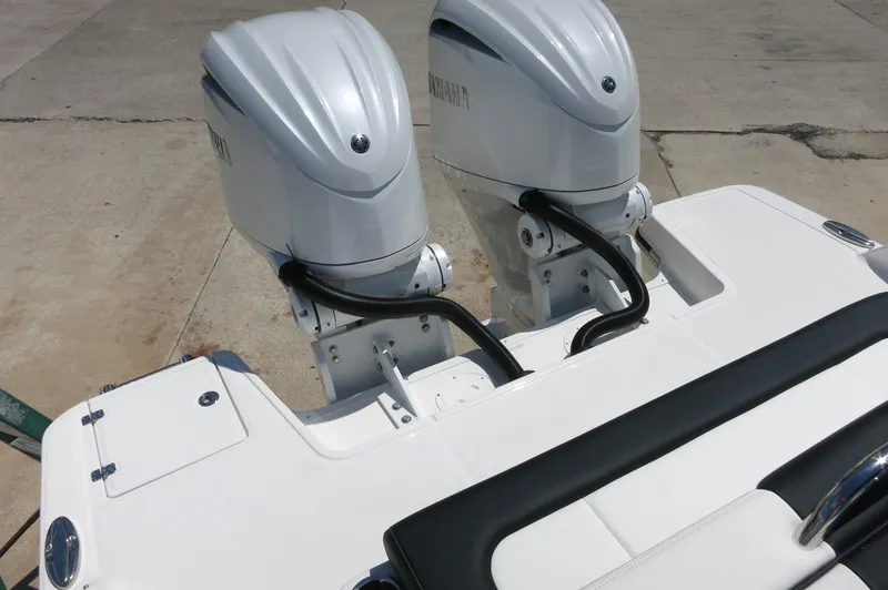 Slide: The Image of Robalo R317 Dual Console 2025 - 41