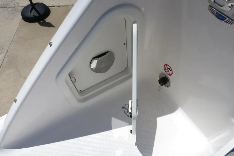 Slide: The Image of Robalo R317 Dual Console 2025 - 45