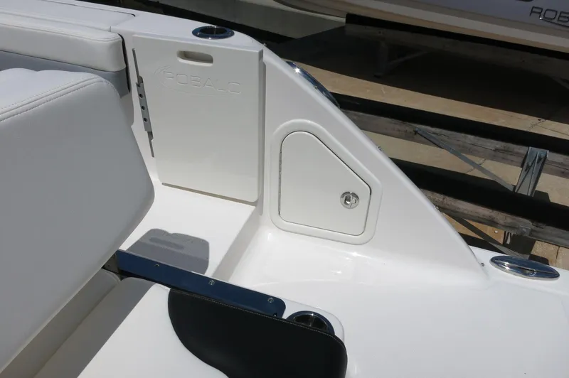 Slide: The Image of Robalo R317 Dual Console 2025 - 46