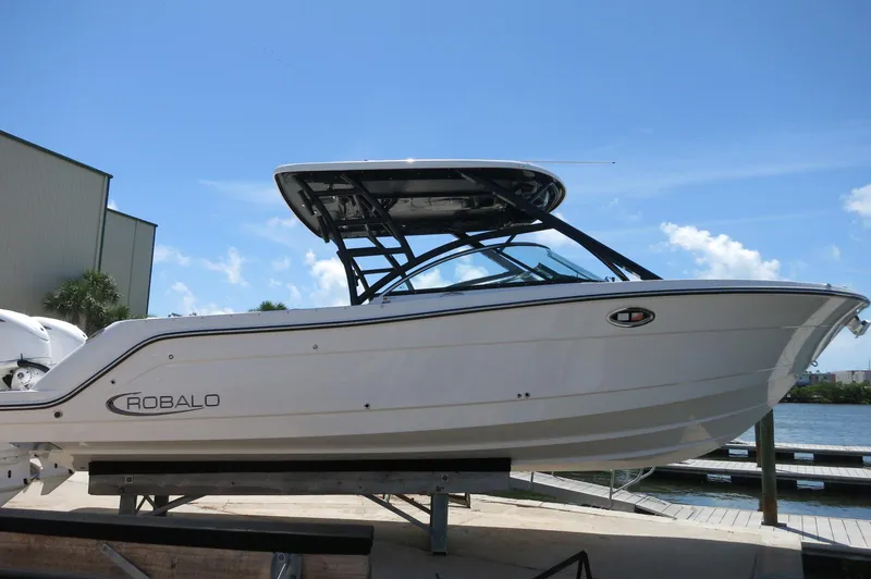 Slide: The Image of Robalo R317 Dual Console 2025 - 8
