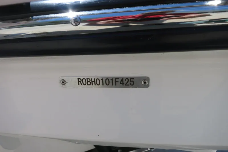 Slide: The Image of Robalo R317 Dual Console 2025 - 9