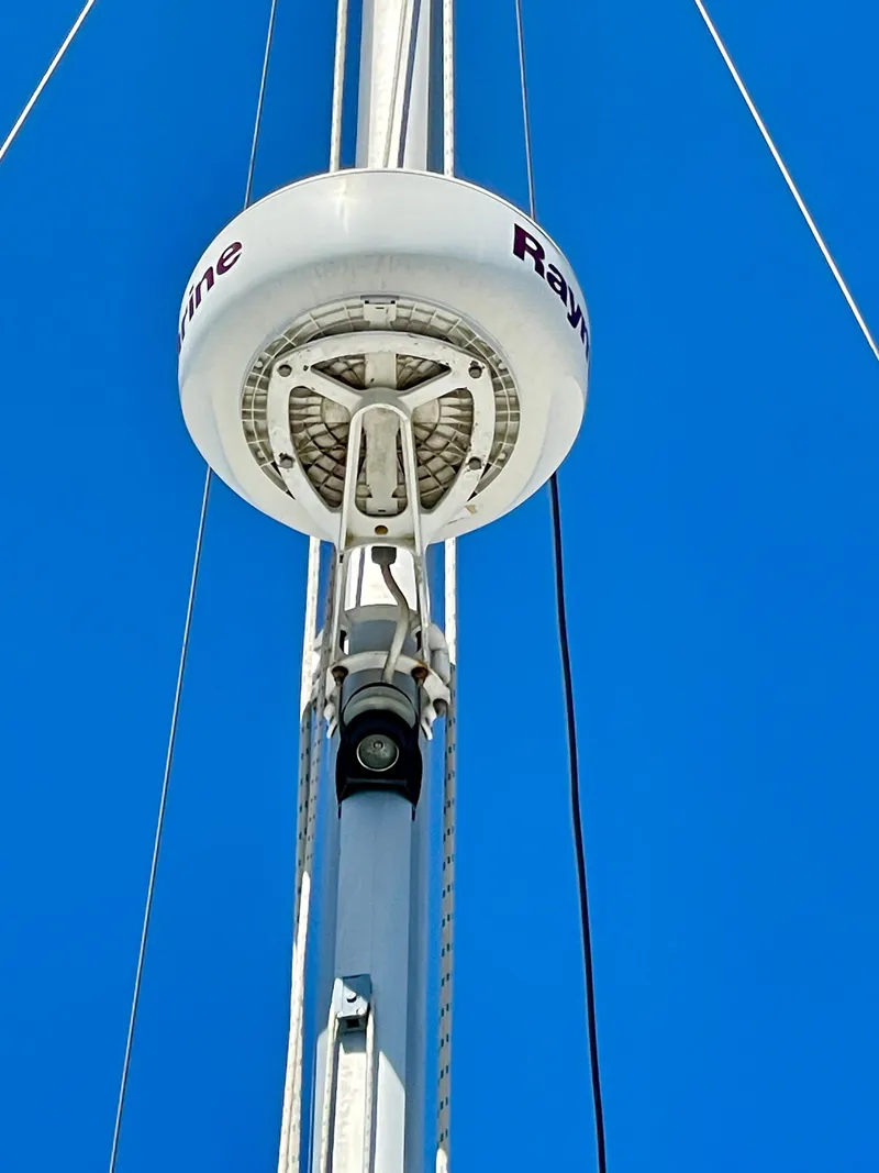 Slide: The Image of Radar equipment on a 2007 Beneteau 423 sailboat mast against a clear blue sky. - 17