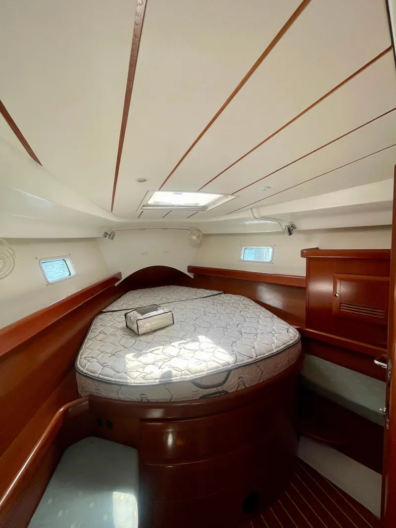 Slide: The Image of 2007 Beneteau 423 yacht interior with cozy cabin and elegant wood finish. - 38