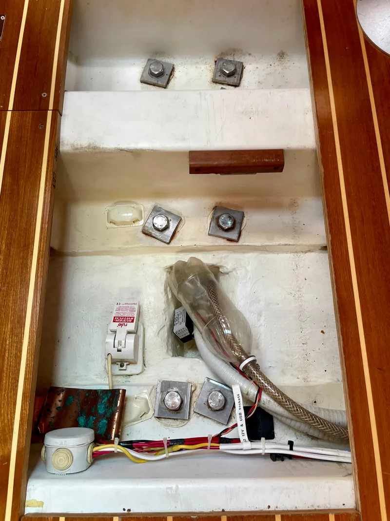 Slide: The Image of Beneteau 423 (2007) interior wiring and fittings, showcasing electrical components and connections. - 41