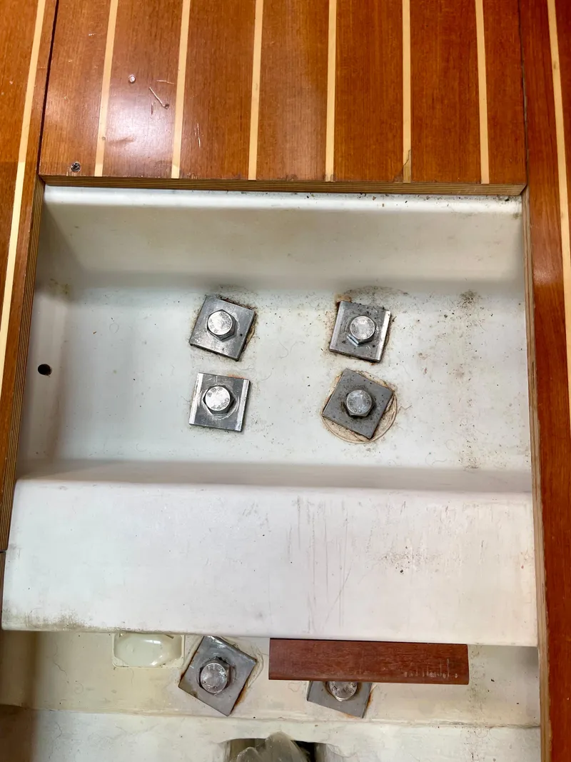 Slide: The Image of Beneteau 423 (2007) interior detail showing wooden flooring and metal fixtures. - 42