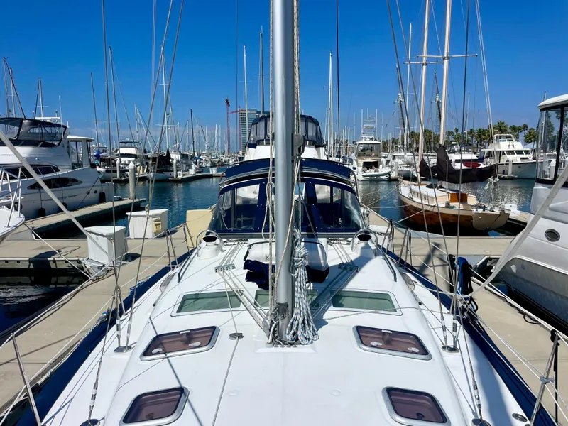 Slide: The Image of Beneteau 423 sailboat, 2007 model, docked in a marina with clear blue skies. - 7