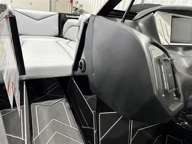 Slide: The Image of Supreme S220 2024 - 16