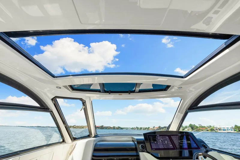 Slide: The Image of 2022 Sea Ray 370 Sundancer  - 16
