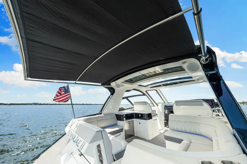 Slide: The Image of 2022 Sea Ray 370 Sundancer  - 17