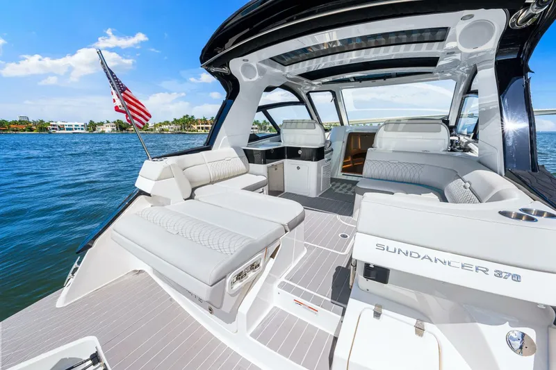 Slide: The Image of 2022 Sea Ray 370 Sundancer  - 18