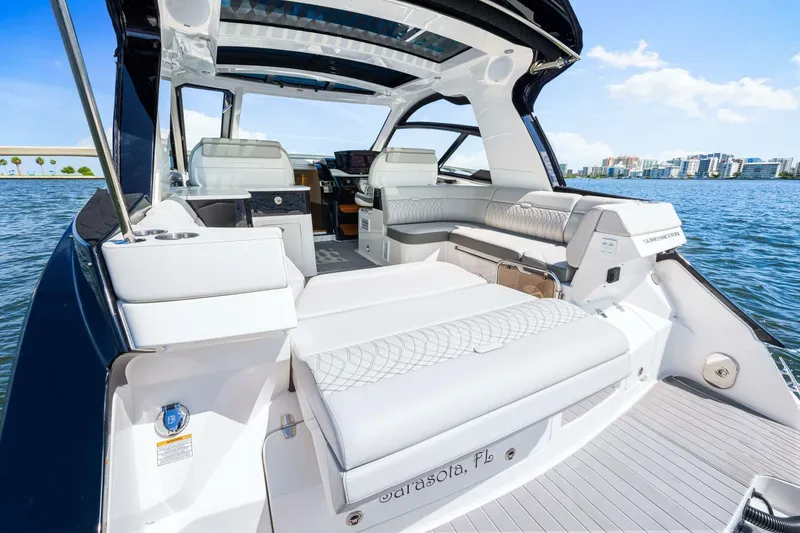 Slide: The Image of 2022 Sea Ray 370 Sundancer  - 19