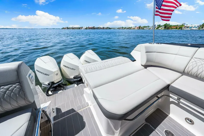 Slide: The Image of 2022 Sea Ray 370 Sundancer  - 20