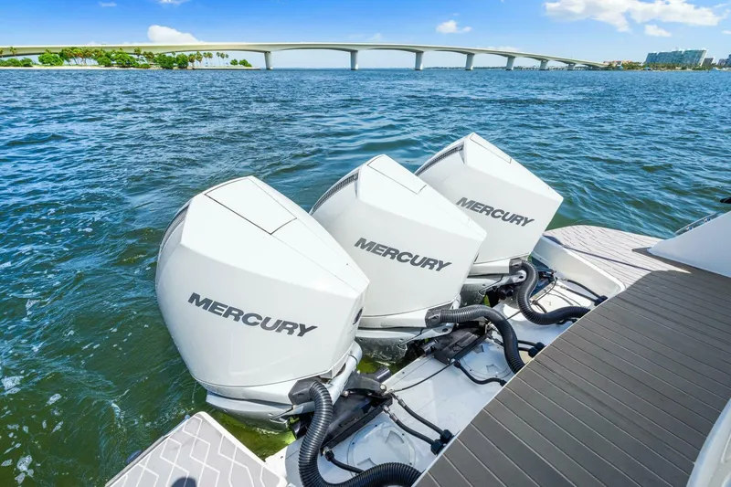 Slide: The Image of 2022 Sea Ray 370 Sundancer  - 21