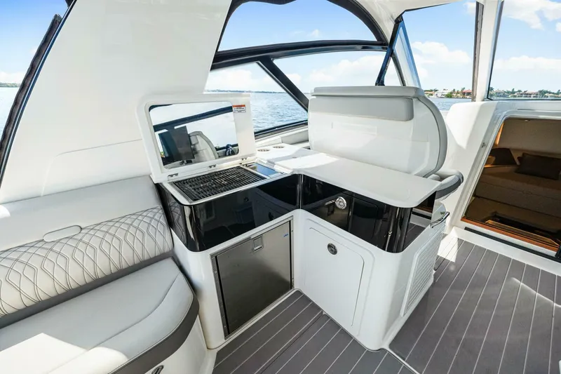 Slide: The Image of 2022 Sea Ray 370 Sundancer  - 25