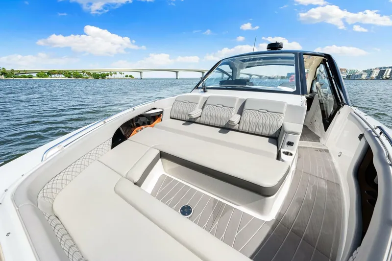 Slide: The Image of 2022 Sea Ray 370 Sundancer  - 27