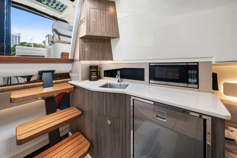 Slide: The Image of 2022 Sea Ray 370 Sundancer  - 31