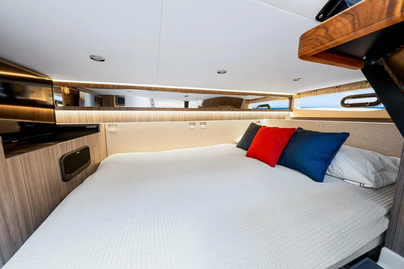 Slide: The Image of 2022 Sea Ray 370 Sundancer  - 38