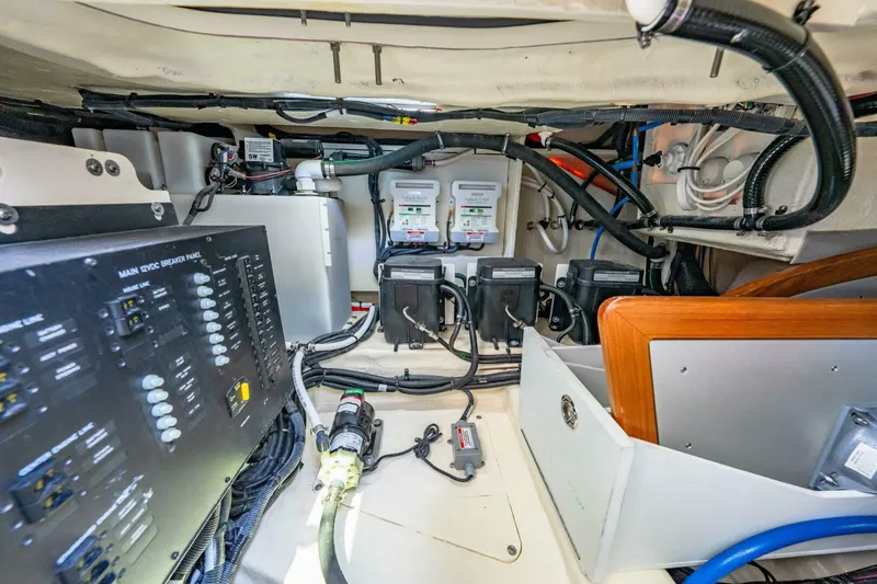 Slide: The Image of 2022 Sea Ray 370 Sundancer  - 44
