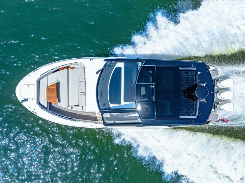 Slide: The Image of 2022 Sea Ray 370 Sundancer  - 48