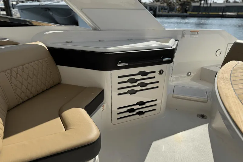 Slide: The Image of Sea Ray SLX 310 Outboard 2025 - 19