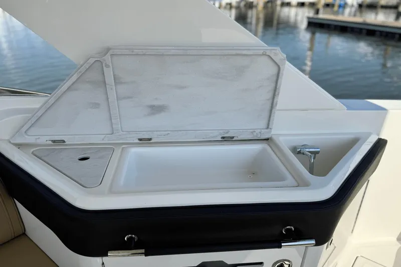 Slide: The Image of Sea Ray SLX 310 Outboard 2025 - 22