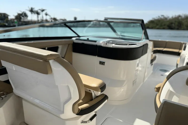 Slide: The Image of Sea Ray SLX 310 Outboard 2025 - 23
