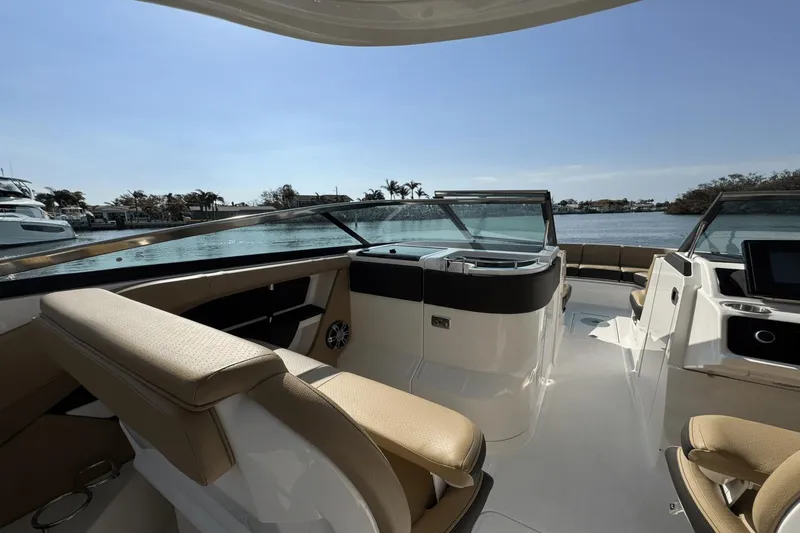 Slide: The Image of Sea Ray SLX 310 Outboard 2025 - 24