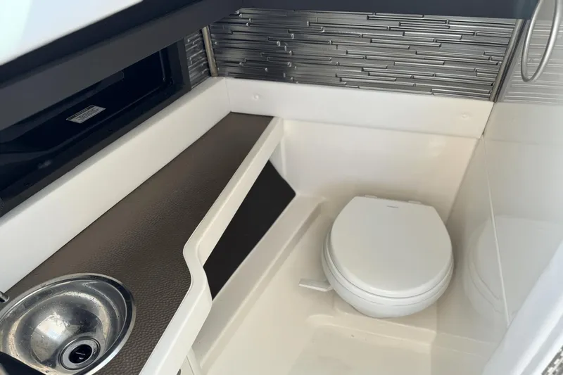 Slide: The Image of Sea Ray SLX 310 Outboard 2025 - 28