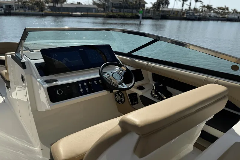 Slide: The Image of Sea Ray SLX 310 Outboard 2025 - 29