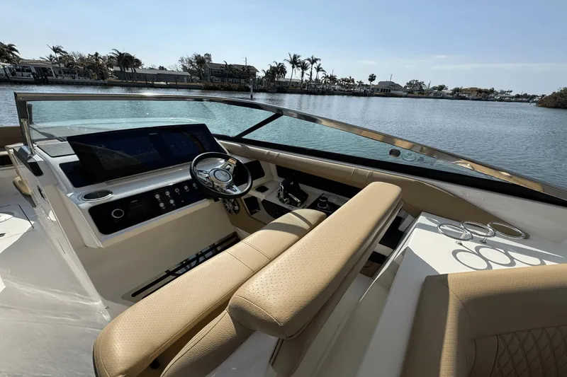 Slide: The Image of Sea Ray SLX 310 Outboard 2025 - 30