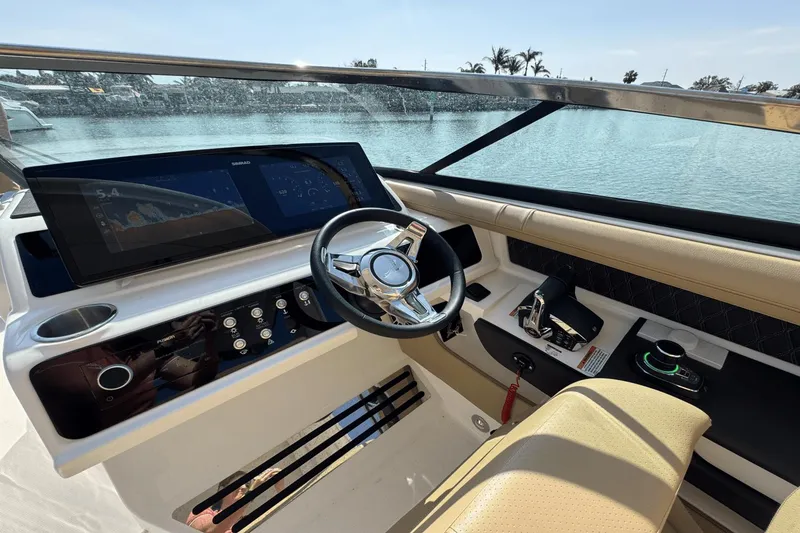 Slide: The Image of Sea Ray SLX 310 Outboard 2025 - 31