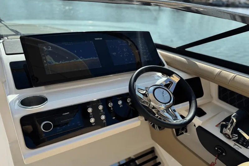 Slide: The Image of Sea Ray SLX 310 Outboard 2025 - 32